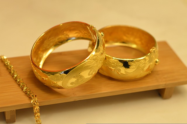 Dos anillos de oro encima de una madera